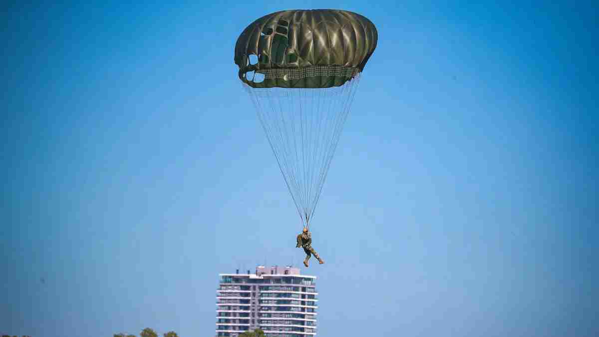 El presidente de Paraguay salta en paracaídas como parte de una exhibición militar 2