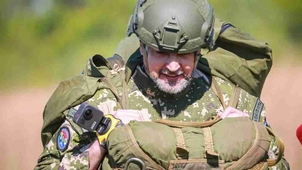 El presidente de Paraguay salta en paracaídas como parte de una exhibición militar 2