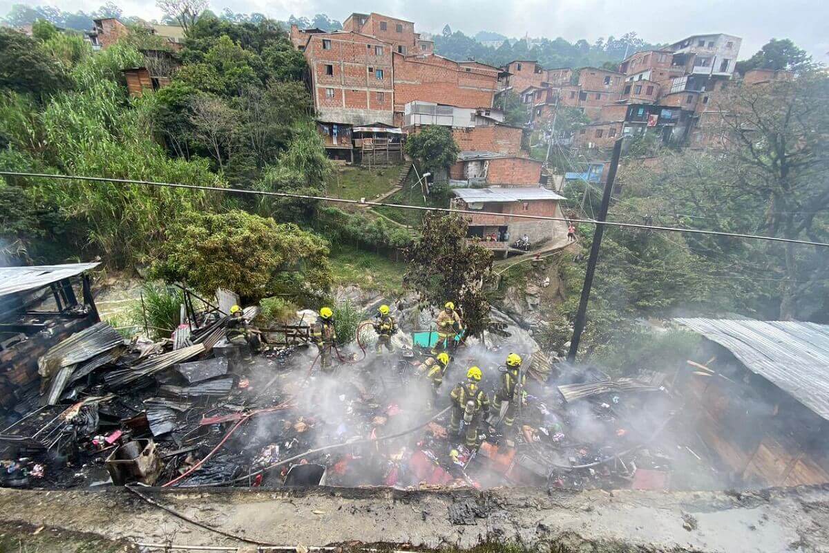 Incendio en el barrio Olaya Herrera de Medellín deja dos viviendas afectadas