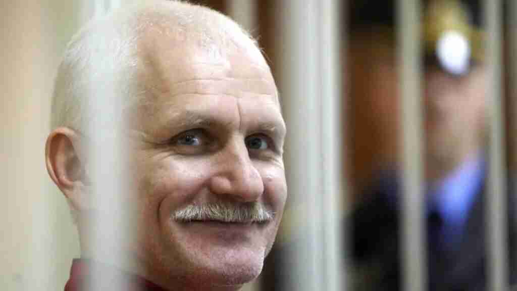 La Justicia bielorrusa condena a Premio Nobel Bialiatski a 10 años de prisión