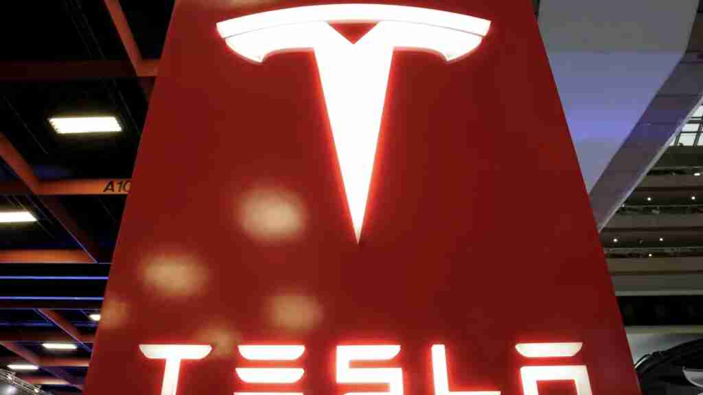 Tesla enfrenta una demanda monopolizar servicios de reparación