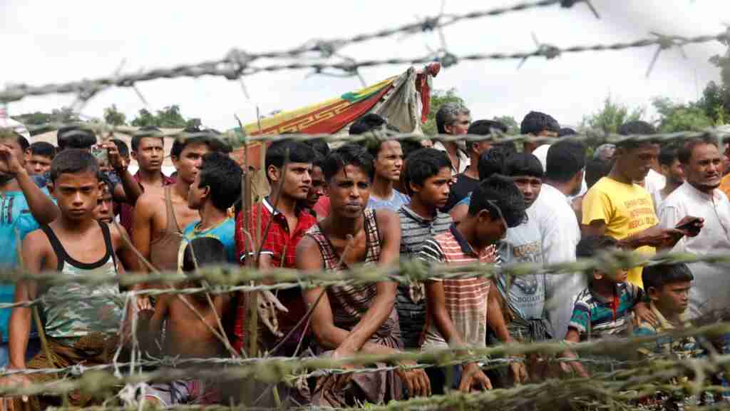 Llamas arrasan campo rohinyá en Bangladesh y desplazan a 12.000 refugiados