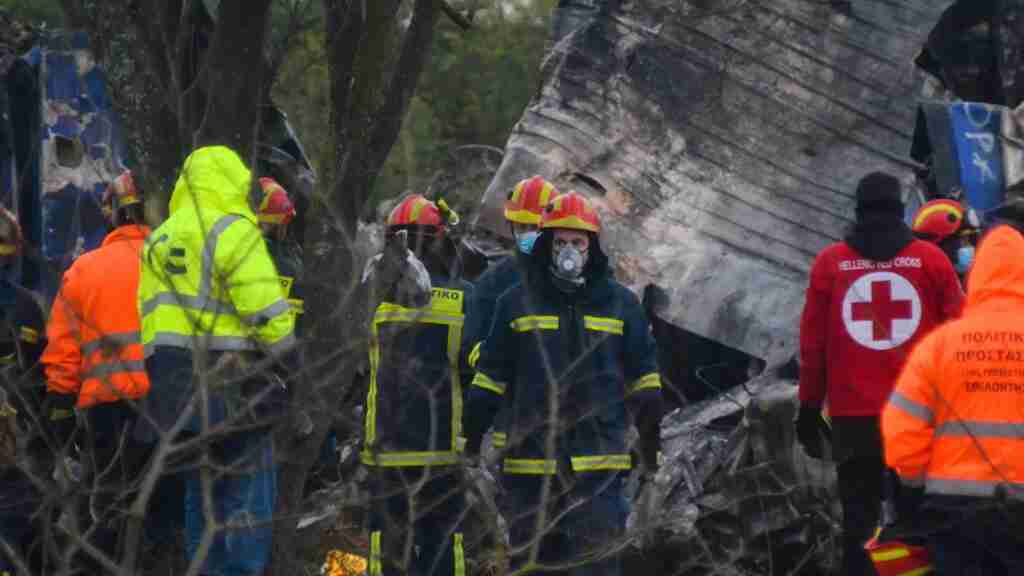 Los forenses elevan a 57 los muertos por el choque de trenes en Grecia