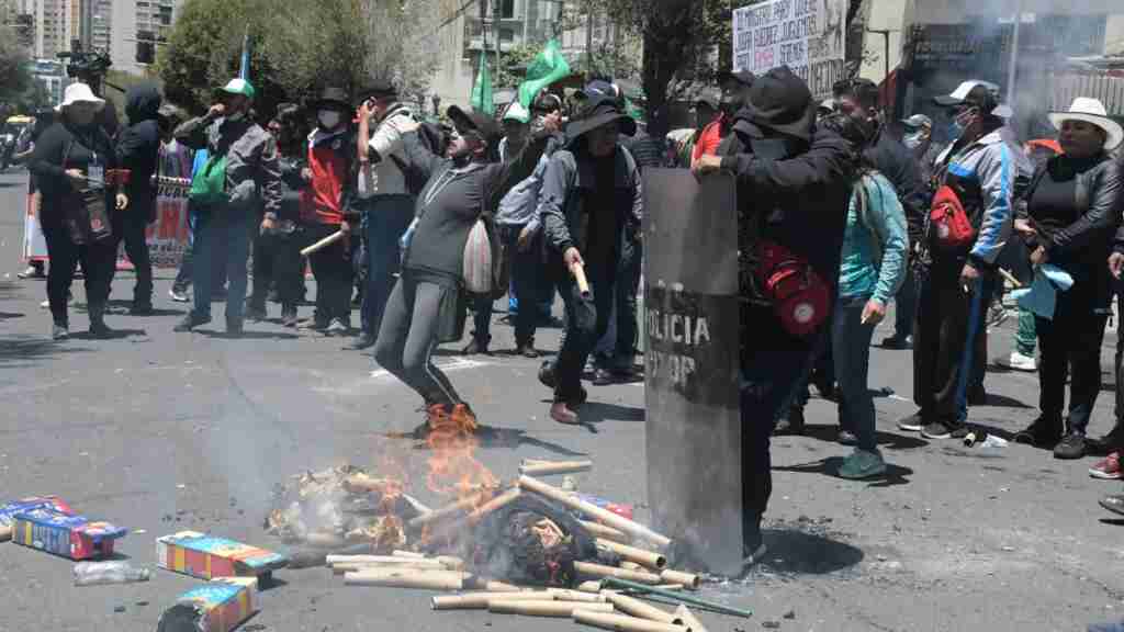 Maestros activan nuevas protestas contra el nuevo plan de estudios en Bolivia