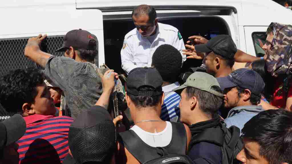 México halla a 343 migrantes abandonados en un tráiler en el oriente del país