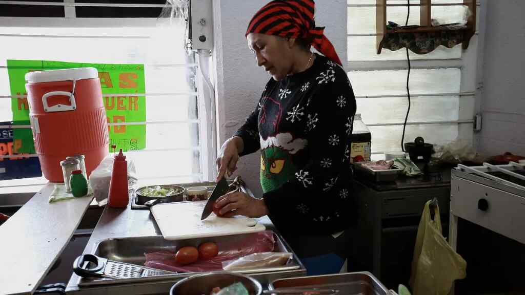 Migrantes se incorporan a trabajos en México mientras intentan cruzar a EEUU