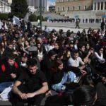 Miles de jóvenes protestan en toda Grecia por el choque de trenes con 57 muertos