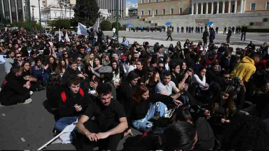 Miles de jóvenes protestan en toda Grecia por el choque de trenes con 57 muertos