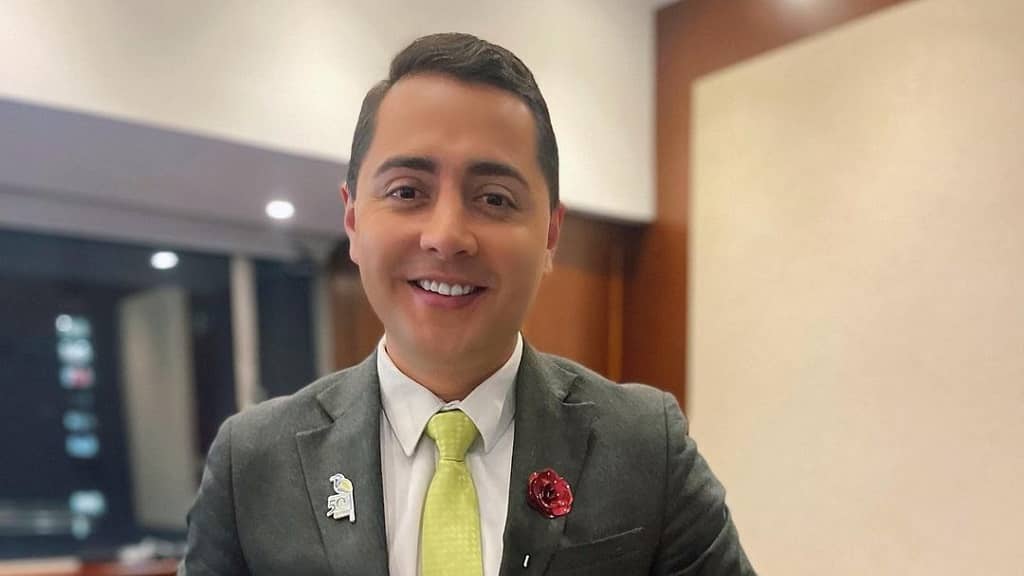 Atacan con mensaje homofóbico a Pablo Arango Robledo, reportero de Caracol