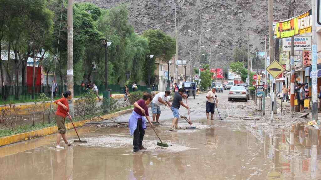 Perú declara más de 150 distritos en estado de emergencia por fuertes lluvias (1)