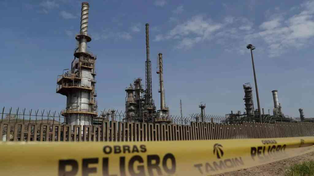 Perú dice que aún hay hidrocarburos en 24 zonas marinas tras derrame de 2022