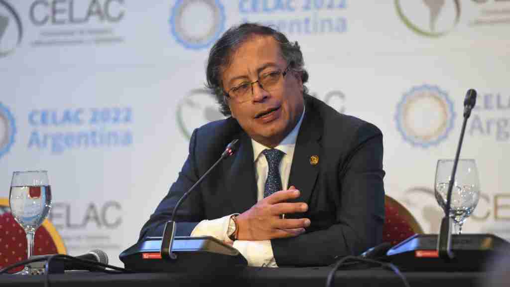 Petro pide al sistema financiero bajar tasas de intermediación