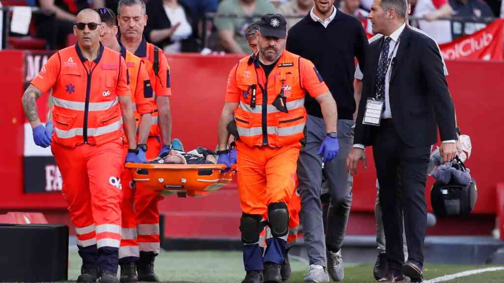 Portero del Sevilla, Bono, es trasladado al hospital tras sufrir un golpe durante el partido