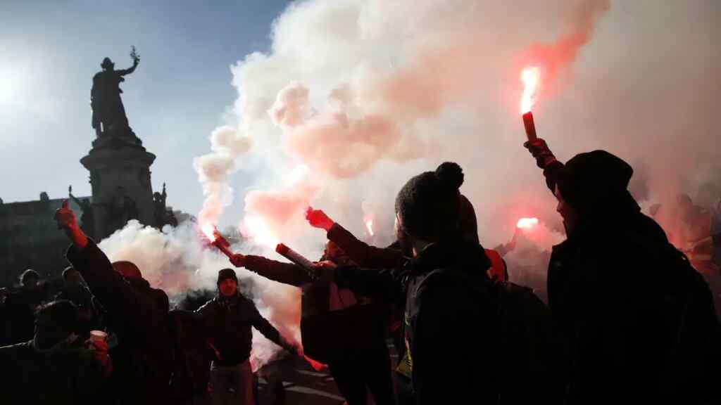 Protesta contra la reforma de las pensiones acaba con 120 detenidos en París