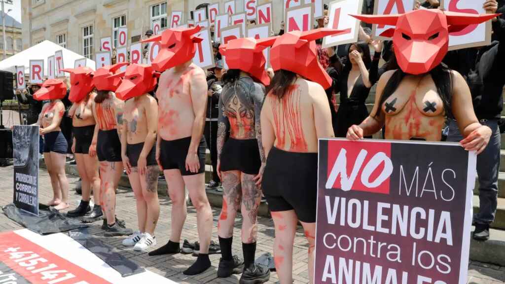 Protestan frente al Congreso para urgir prohibir las corridas de toros en Colombia