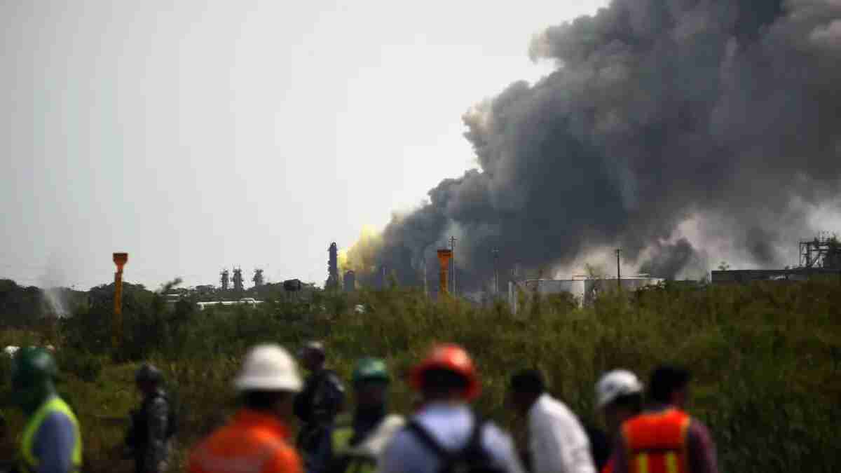 Rescatan en total cinco cuerpos de obreros de Pemex tras explosión en México