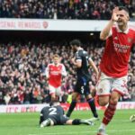 Saka acomoda al Arsenal en la cima