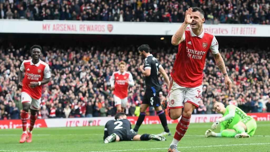 Saka acomoda al Arsenal en la cima