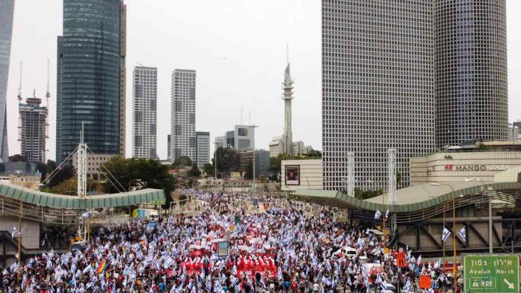 Sube el tono de violencia en las protestas antigobierno de Israel (1)