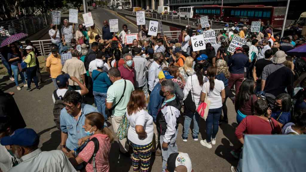 Trabajadores públicos retoman sus protestas en Caracas por un aumento salarial