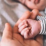 Caída histórica de la natalidad en Colombia: ¿Cuál es el futuro del país? -Una bebe es sometida a cirugía para extirpar gemelo no nacido de su cerebro--