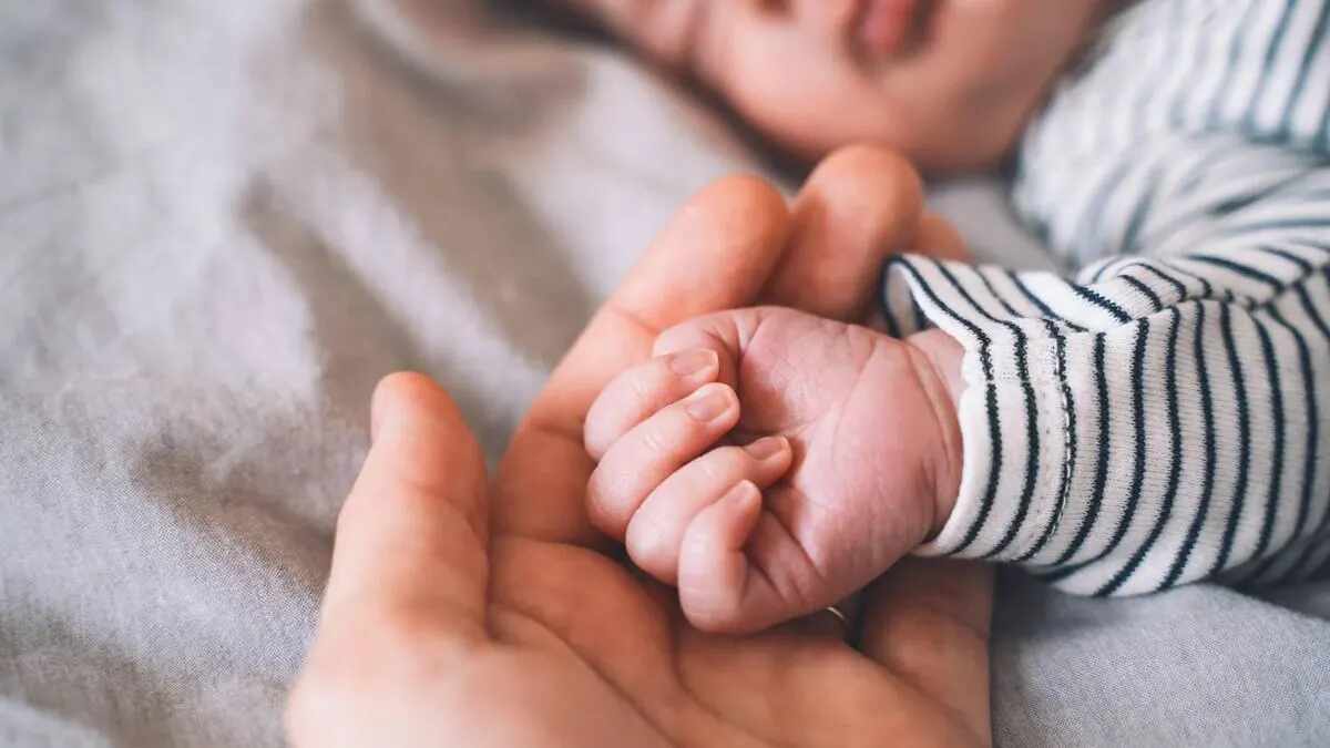 Una bebe es sometida a cirugía para extirpar gemelo no nacido de su cerebro