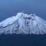 Volcán Cotopaxi emana columna de 600 metros de vapor y gases