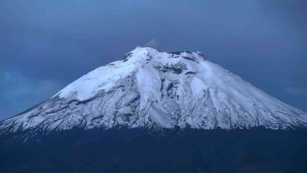 El volcán Cotopaxi en Ecuador registra emisión de gases y cenizas