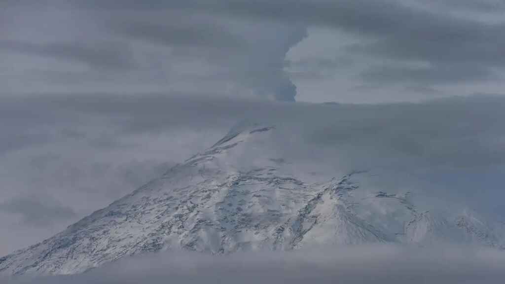 Volcán Cotopaxi emite columnas de vapor y gases