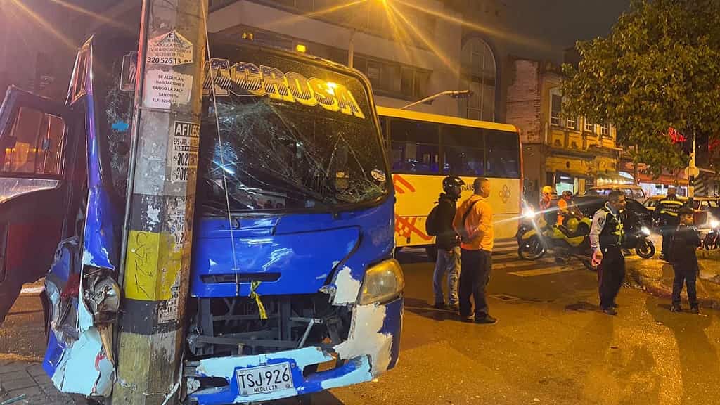 Accidente de dos buses en el centro de Medellín deja 15 heridos