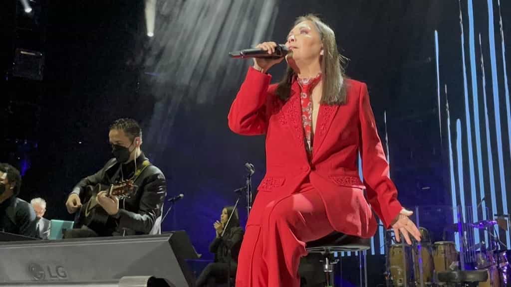 Ana Gabriel hablando de política en concierto en los ángeles, estados unidos