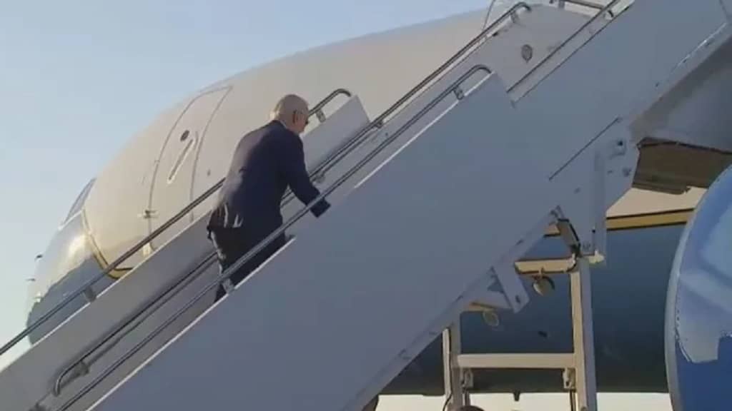 Biden vuelve a tropezar subiendo los escalones del Air Force One
