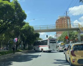 Encapuchados causan disturbios en Medellín: cierre de vías y suspensión del metro