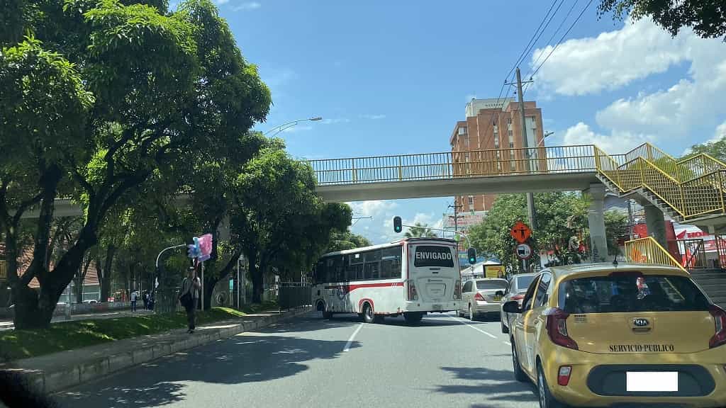 Encapuchados causan disturbios en Medellín: cierre de vías y suspensión del metro