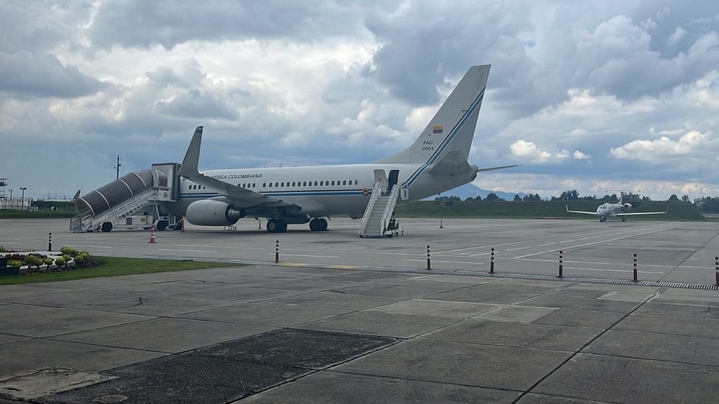 Petro ofrece su avión presidencial para transportar a pasajeros varados