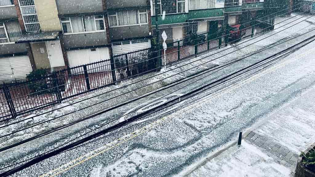 granizo en las calles de la localidad de chapinero