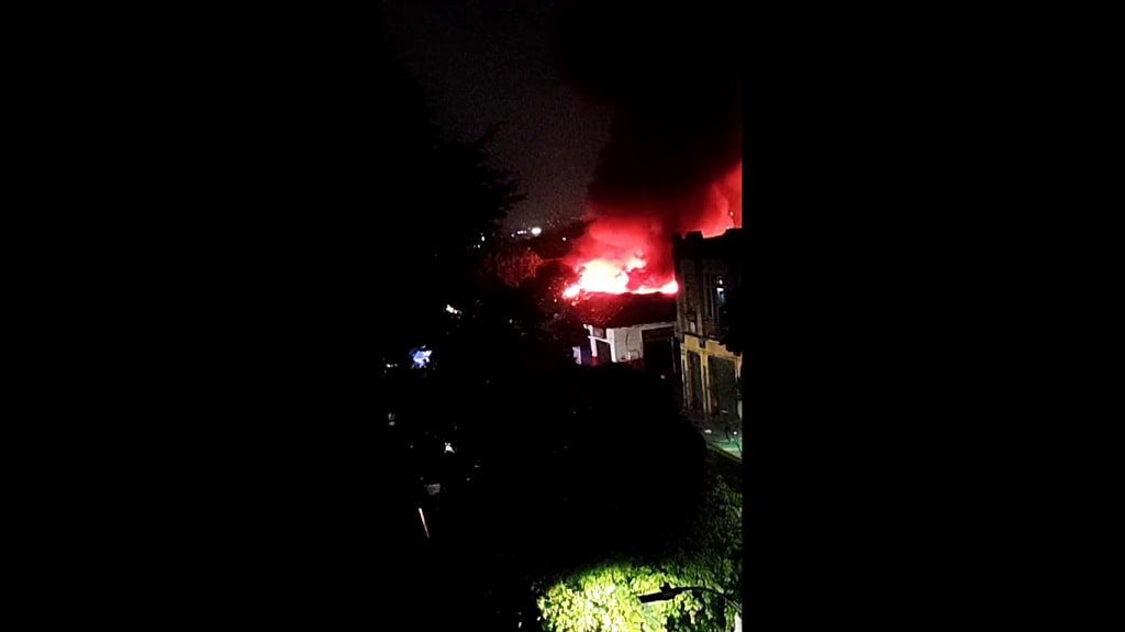 Parqueadero de motos se incendió esta noche en el centro de Medellín