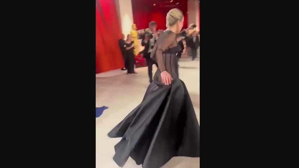 Lady Gaga sale al rescate de un fotógrafo que se cayó en los Oscars 2023