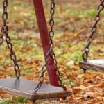 Niño de 13 años muere al caerle encima un columpio en un parque de Medellín