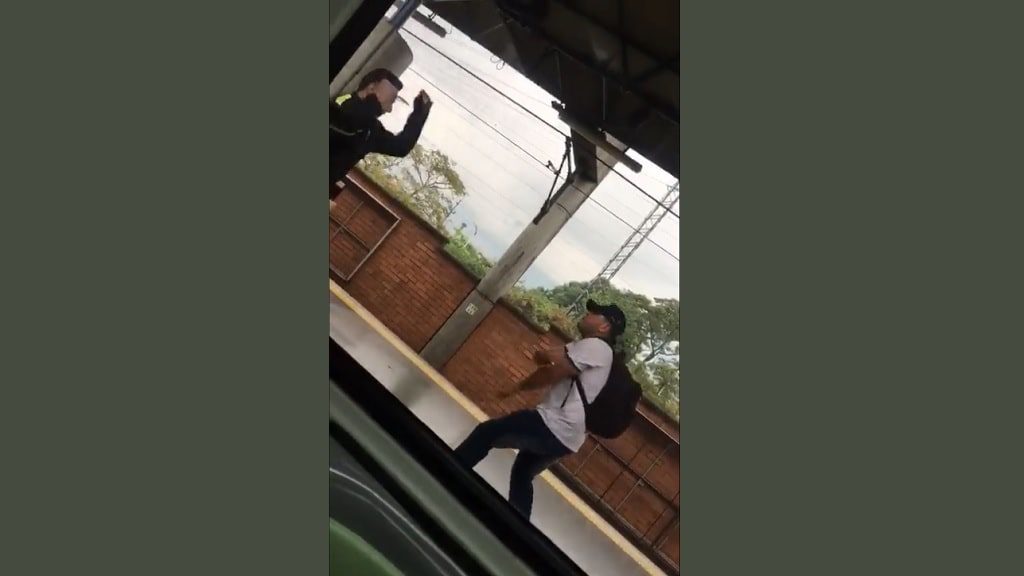 pelea de hombres con cuchillos en estación Envigado del Metro de Medellín