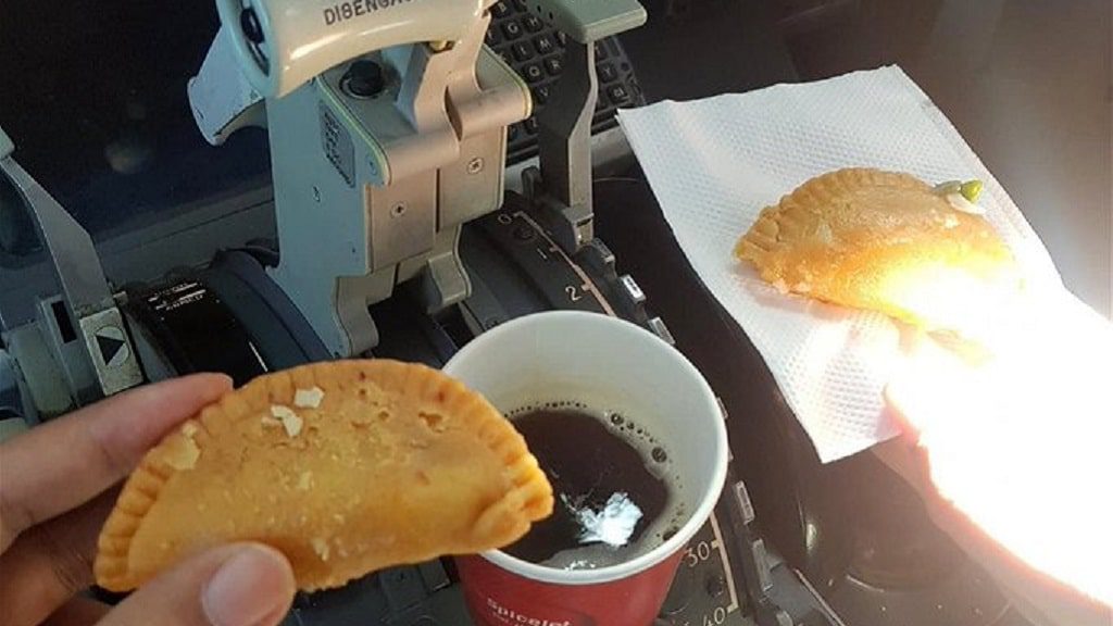 Dos pilotos son suspendidos por comer en la cabina durante un vuelo en India