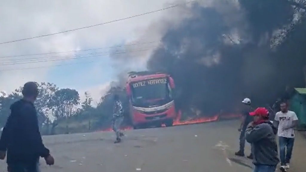 Queman bus de Gómez Hernández en medio del paro minero en sector Pinguro de Buriticá