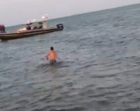 Turistas de San Andrés sacan cuerpo que estaba flotando en el agua