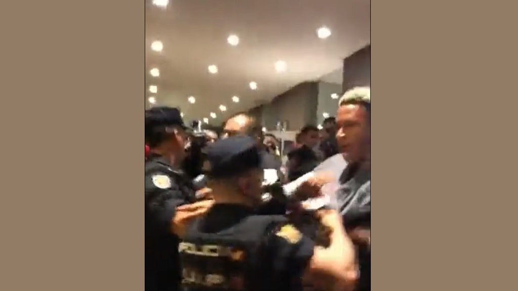 Jugadores peruanos y policías chocan frente a hotel en Madrid