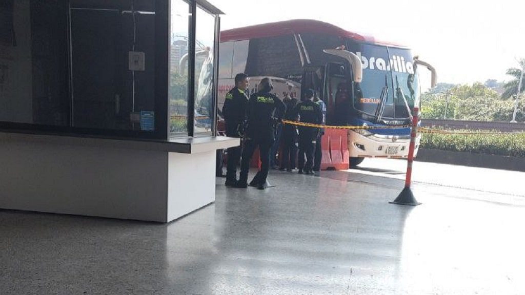 Encuentran persona sin vida en la puerta de un bus de Expreso Brasilia, en la terminal del norte de medellín