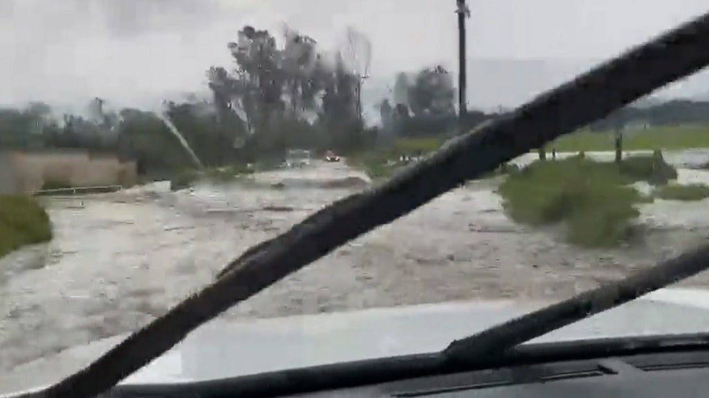 inundación en vía La Calera por fuerte aguacero