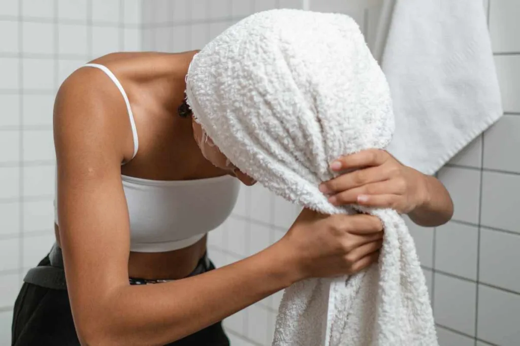 ¿Sabías que lavar tu cabello mal puede afectar su brillo y suavidad Aprende cómo cuidarlo