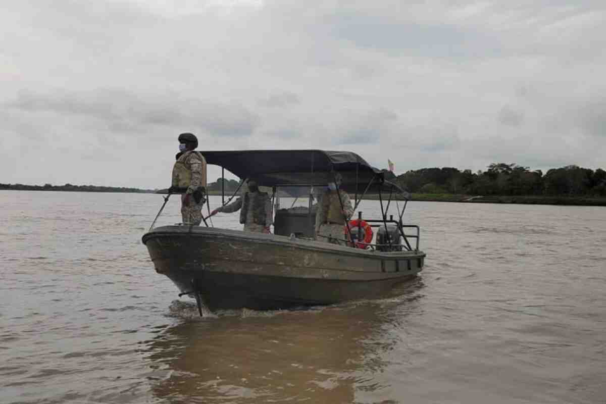 3 niños y una profesora desaparecidos tras caer un carro de un ferry en el río Magdalena