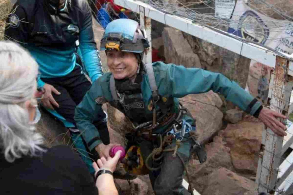 Beatriz Flamini sale de una cueva tras pasar 500 días aislada a 70 metros de profundidad