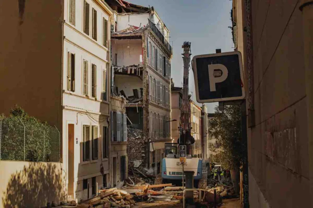 Al menos 5 heridos y 8 desaparecidos por el derrumbe de un edificio en Marsella